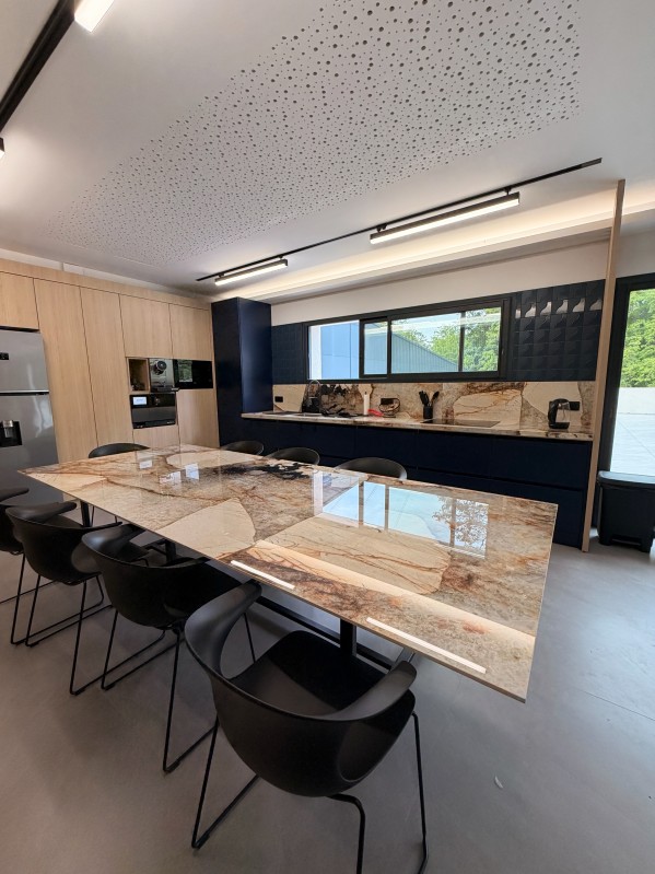 Cuisine professionnelle sur-mesure pour le siège d'une entreprise à Bouc-Bel-Air