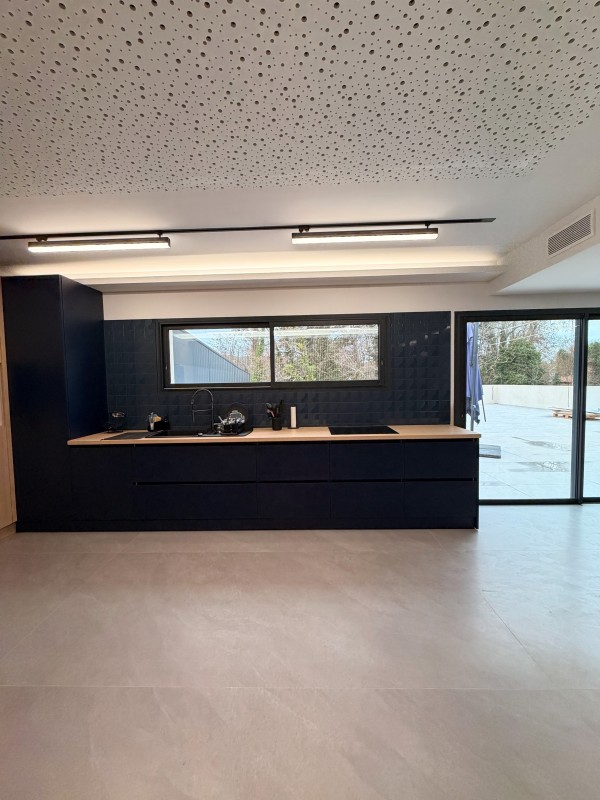  réalisé une cuisine sur-mesure alliant fonctionnalité, capacité de rangement et identité visuelle.