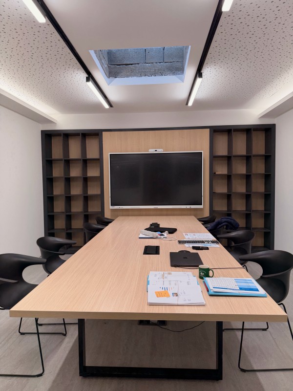 Fabrication de bureaux sur mesure en bois pour entreprises tertiaires 