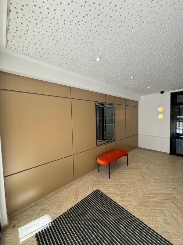 Habillage mural en bois naturel brushed gold à Aix en Provence avec miroir intégré