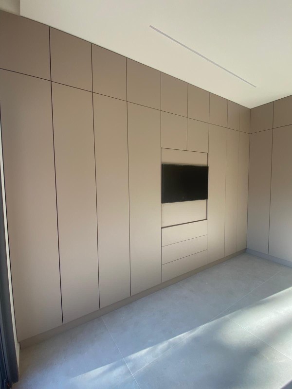 Dressing sur-mesure beige amande à Marseille & Aix – Unlu Menuiserie