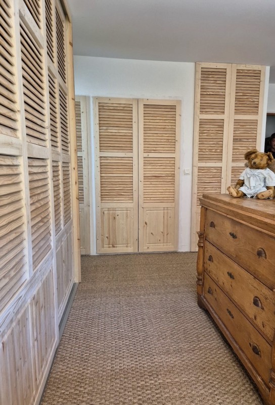 Trompe oeil avec un dressing sur mesure et porte de douche
