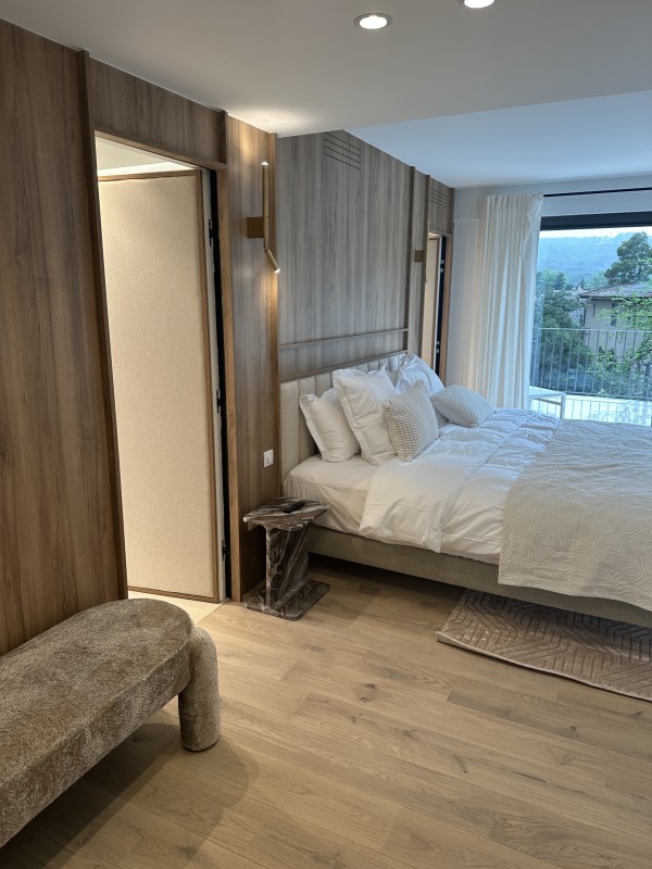 Tête de lit sur-mesure et habillage mural bois, Projet à Saint-Tropez