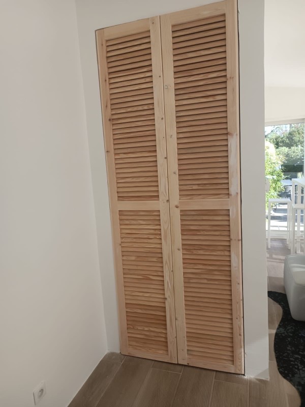 Placard en bois naturel avec persiennes à Sausset les Pins