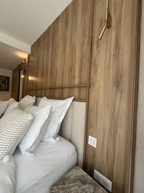 Tête de lit sur-mesure et habillage mural bois – Projet à Saint-Tropez