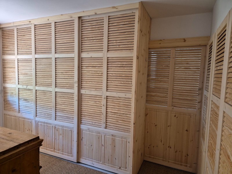 Habillage de mur avec des dressings sur mesure en bois naturel