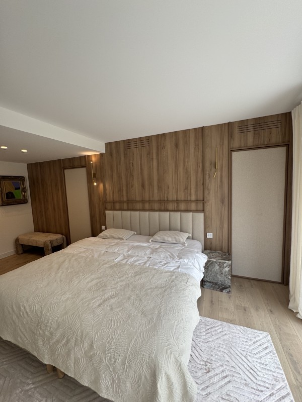 Tête de lit sur-mesure et habillage mural bois – Projet à Saint-Tropez