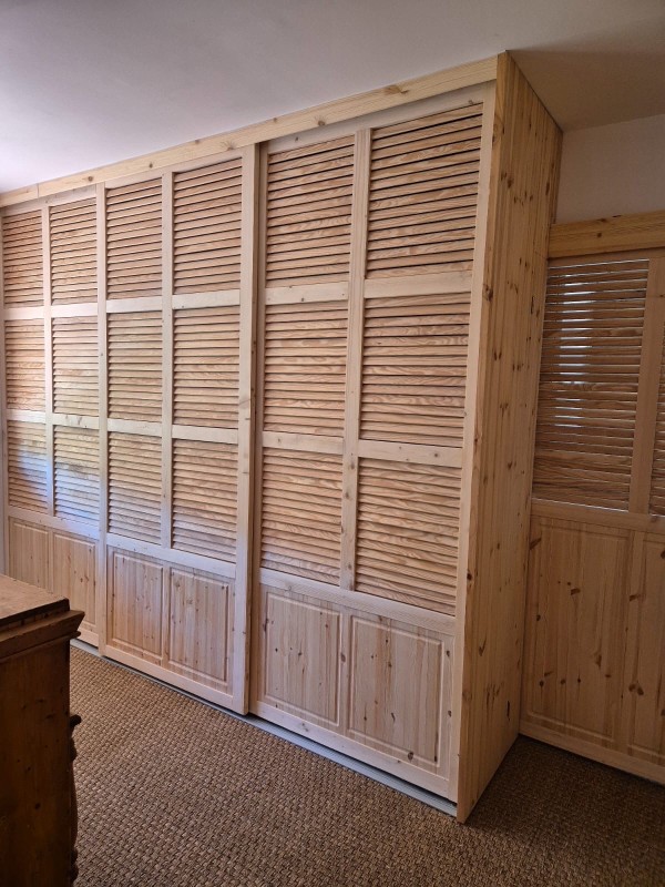 Dressing sur mesure avec des portes persiennes pour un style à l'ancienne sur Châteauneuf les Martigues
