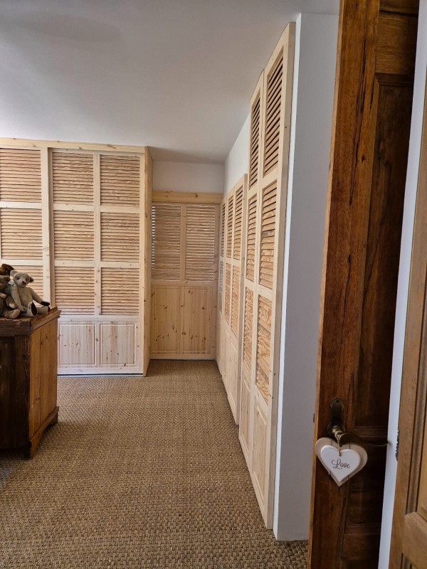Création d'un dressing sur mesure en bois naturel à l'ancienne