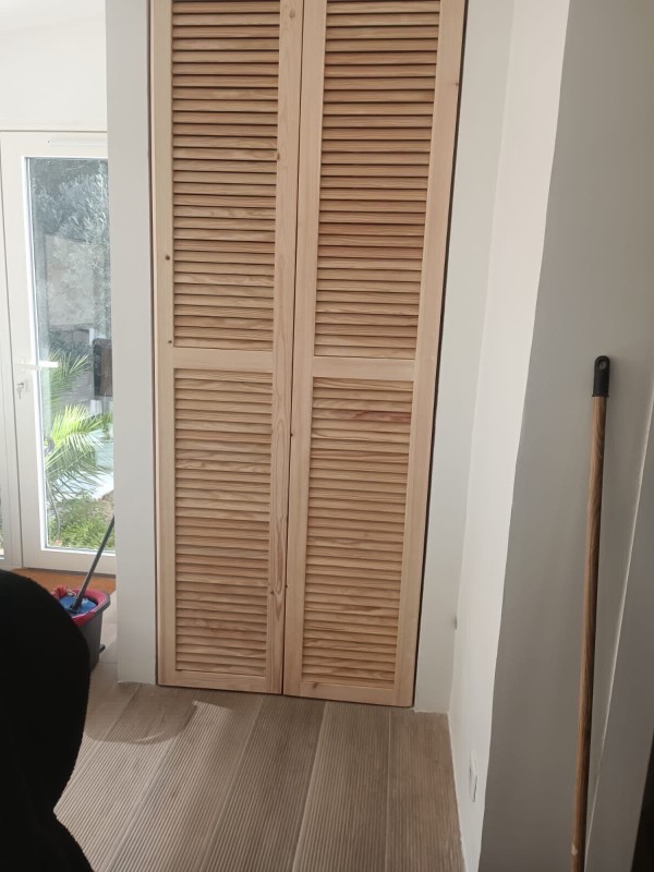 Fabrication sur-mesure de placard avec persiennes en bois massif