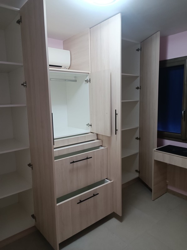 Fabrication de dressing sur mesure avec rangements en bois massif