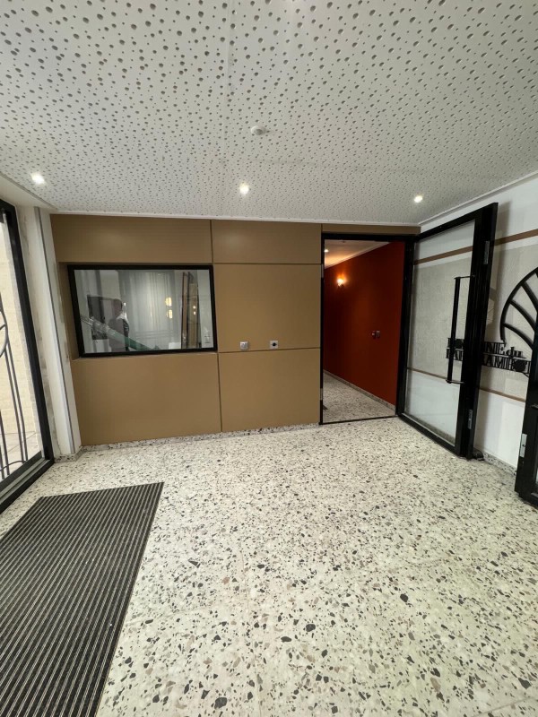 Menuiserie Unlu : habillage mural avec verrière en bois naturel brushed gold