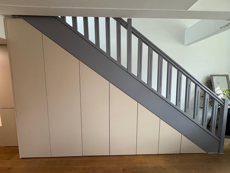  Fabrication de meuble de couloir sous escalier en bois à Marseille