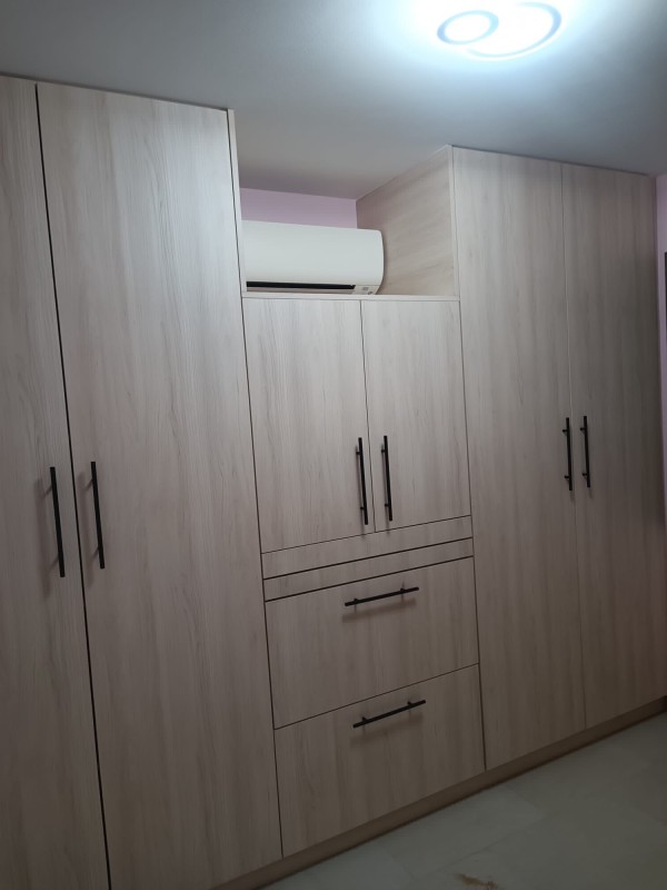 Dressing sur mesure en bois avec portes battantes à Marignane