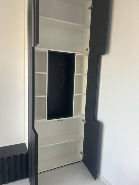 intérieur du meuble de salon avec portes invisibles 