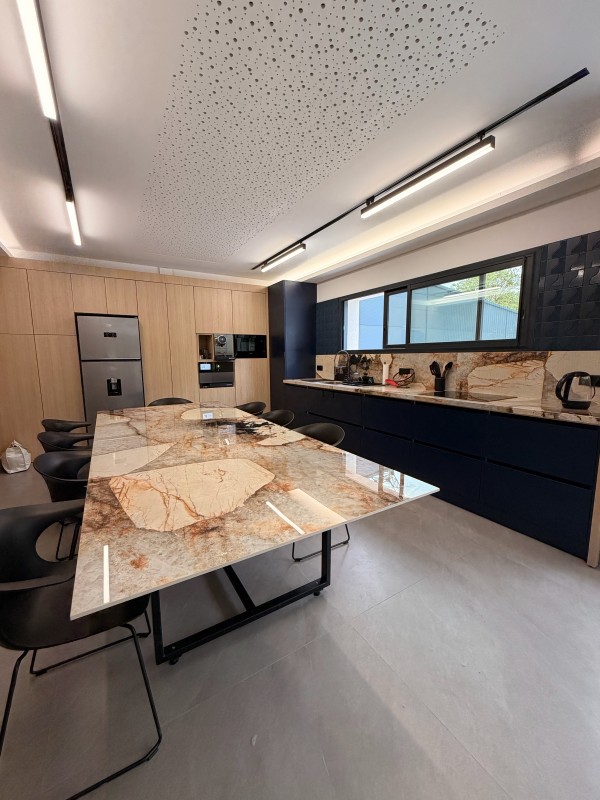 Cuisine professionnelle sur-mesure pour le siège d'une entreprise à Bouc-Bel-Air