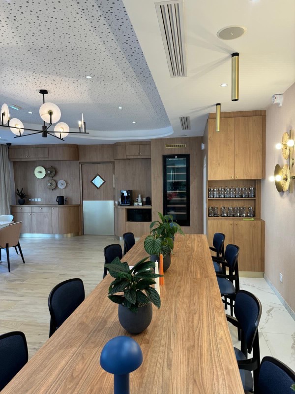 Cuisine avec une cave à vin intégrée couleur chêne pour un client à Aix-en-Provence