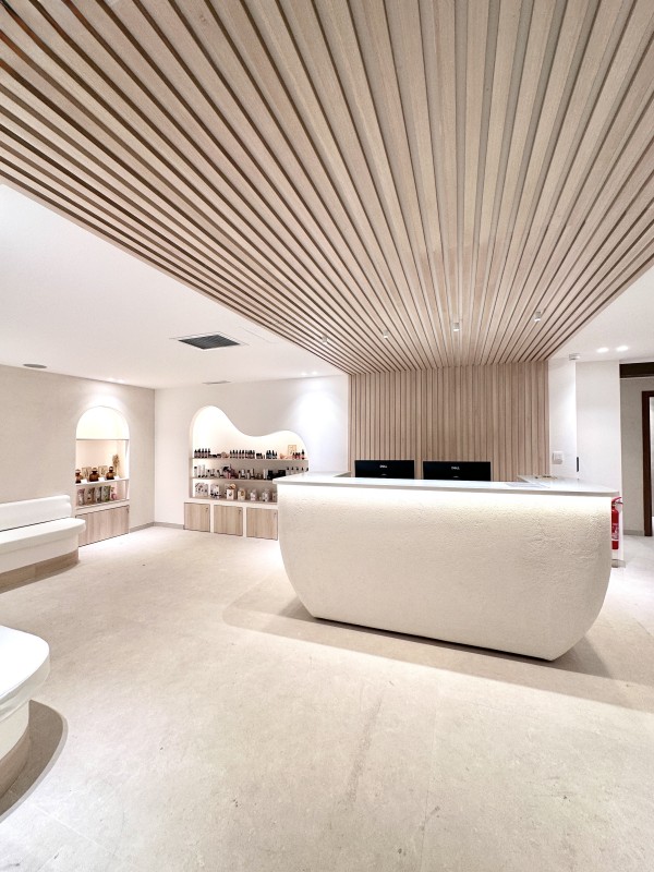 Agencement design sur-mesure pour le centre de balnéo thérapie Les Thermes Marins à Marseille Unlu Menuiserie