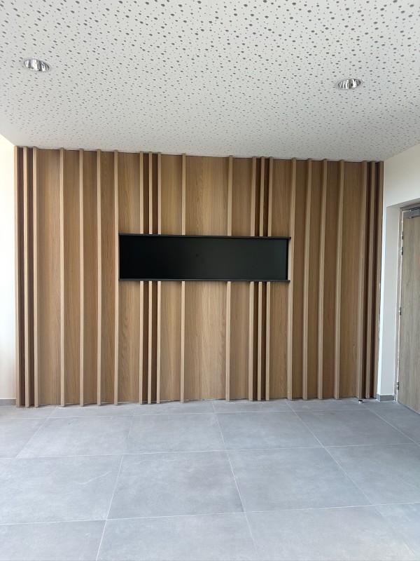 habillage mural en bois plaqué chêne