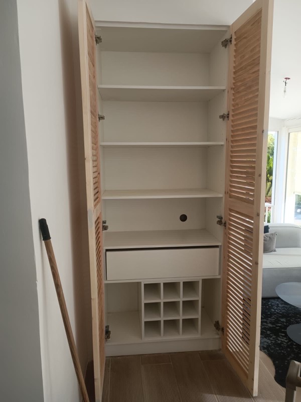 Portes de placard persiennes en bois naturel à Sausset les Pins