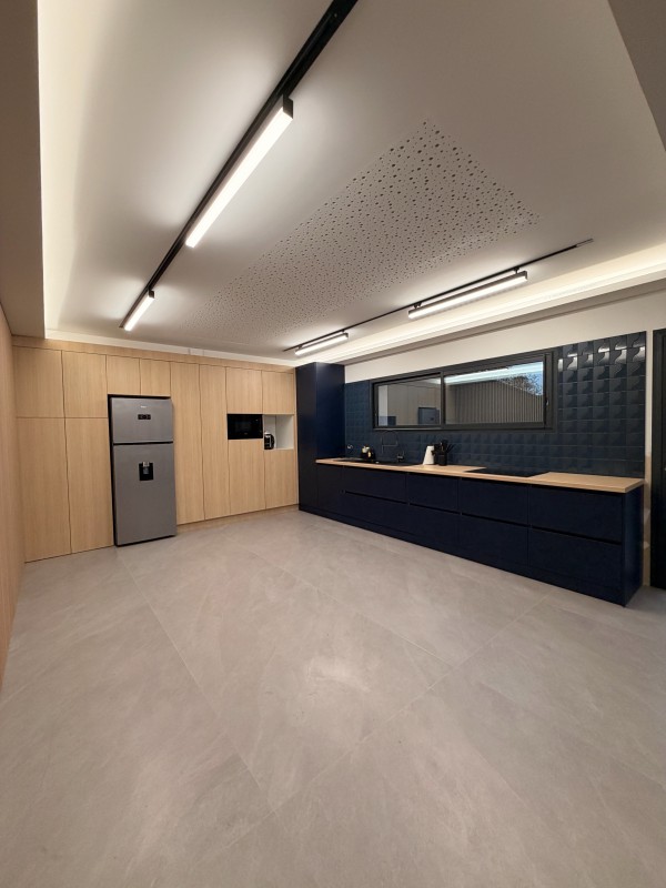 réalisé une cuisine sur-mesure alliant fonctionnalité, capacité de rangement et identité visuelle.