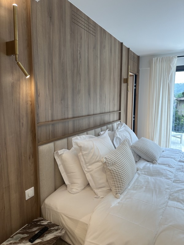 Tête de lit sur-mesure et habillage mural bois – Projet à Saint-Tropez