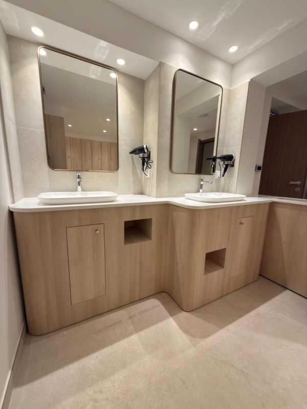 aménager des vestiaires, meubles ou espaces de détente pour un projet professionnel ?