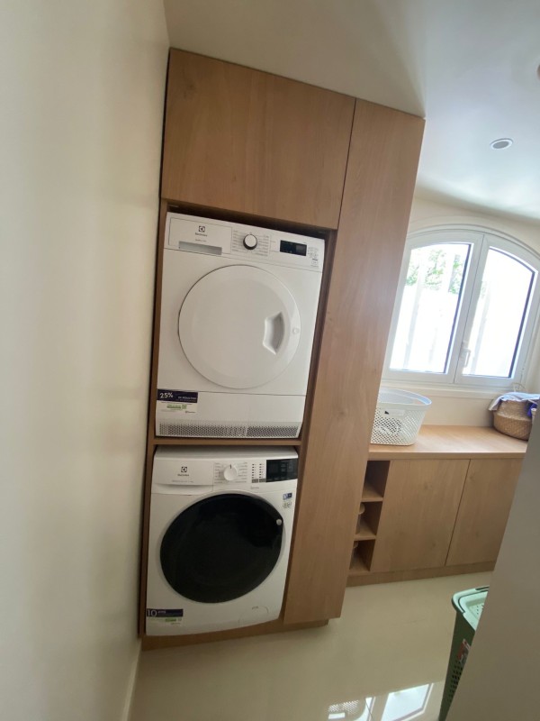 Création d'un meuble colonne au-dessus d'une machine à laver couleur chêne à Istres proche des Alpilles