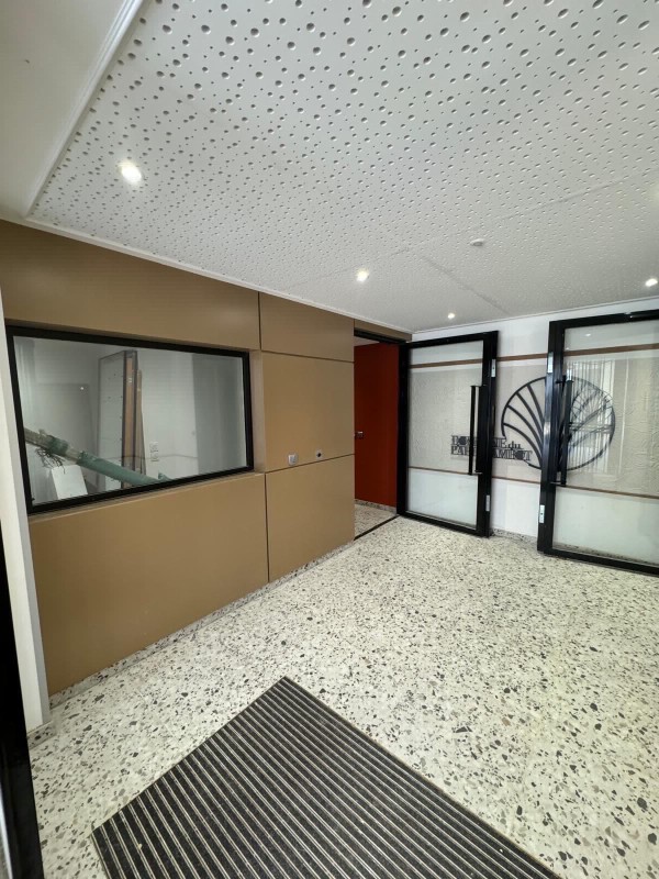 Conception sur-mesure de mur en bois naturel brushed gold à Aix en Provence