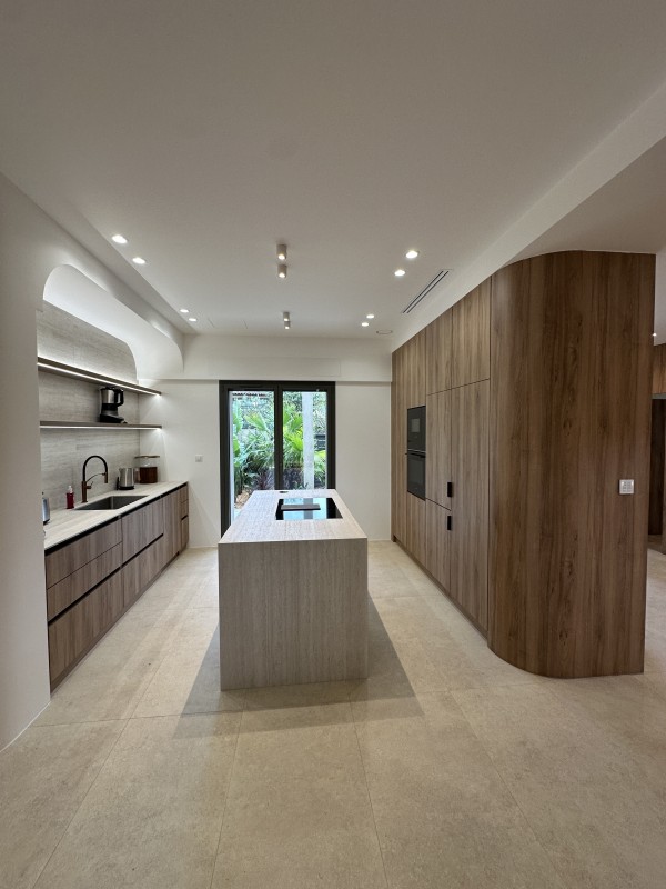 Création d'une cuisine ouverte sur-mesure à Saint Tropez